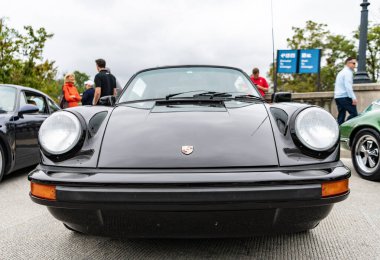 Chicago, Illinois - 29 Eylül, 2024 1972 Porsche 911 Coupe yolda. Siyah renk 1972 Porsche 911T Coupe