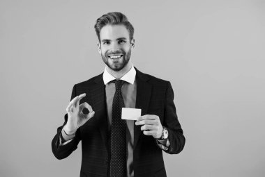 İşletme markası. Hesabı öde. Stüdyoda kredi kartı olan bir iş adamı. Emoney ile iş anlaşması. İş başarısı. Takım elbiseli iş adamının kredi kartı ekstresi var. Boşluğu kopyala.