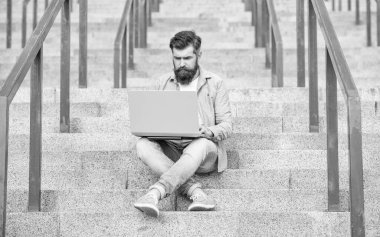 Serbest Çalışan Adam 'ın dışarıda online bilgisayarı var. Serbest çalışan bir adamın sokakta bilgisayar bağlantısı var. Dizüstü bilgisayarı olan serbest çalışan bir adam. Serbest Çalışan Adam 'ın online bilgisayar iletişimi var.