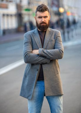 Sıradan bir iş tarzında şık bir adam. Sakallı işadamı. Sokak tarzı giyinen sakallı adam. Şehirdeki iş adamı. Şehir sokağında iş adamıyla. Erkek stili güven.