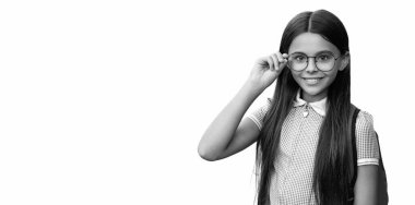 1 Eylül. Ders çalışma zamanı. Bilgi ve eğitim. Okul eğitimi. Öğrenci hayatı. Genç kız okula geri döndü. Bilgi toplama günü. Üniversitede eğitim. Kız öğrenci beyazdan soyutlanmış. Pankart.