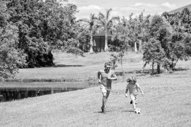 Baba oğul babalığı geliştirir. Yaz mutluluğu. Baba ve oğul babalığının açık hava maceraları. Baba ve oğuldan oluşan bir futbol takımı. Baba ve oğulun açık havada babalığı.