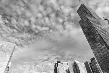 Modern şehir binası. Metropolis City 'deki gökdelen. Şehir merkezi perspektifi. Ofis mimarisi. Şehir mimarisi mimarisi. Gökdelen mimari şehir manzarası. Şehir merkezleri..