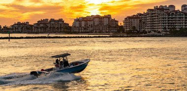 Yat, Sunset Marina 'ya git. Tekne ve yat gezisi. Lüks bir yaşam tarzı. Fisher Adası 'nda lüks bir binada yat. Yaz tatili. Fisher Adası gün batımı. Lüks motorlu tekne yatı. Boşluğu kopyala.