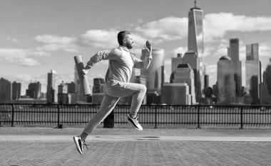 Manhattan 'da spor habercisi. New York 'a doğru koşan sporcu. Sporcu adam aktif giyinmek için koşuyor. Sporcu koşucu. Bir rekor kır.