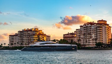 Lüks motorlu tekne yatı. Yat marinaya gidiyor. Tekne ve yat gezisi. Lüks bir yaşam tarzı. Fisher Adası 'nda lüks bir binada yat. Yaz tatili. Fisher Adası gün batımı. Gündoğumu yatı.