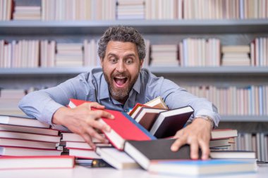 Okul kitaplarla dolu. Öğretmen ya da öğrenci için eğitim. Okul profesörü kütüphanede kitap okuyor. Edebiyat dersi öğretmeni. Üniversite öğretmeni sınıfta. Okul zamanı..