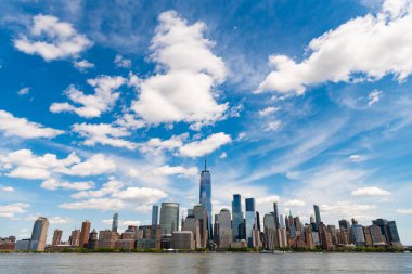 New York, Birleşik Devletler. Aşağı Manhattan silueti. New York, Manhattan 'ın ortasındaki New York şehrinin manzarası. NYC, ABD, Manhattan. New Jersey 'den New York. Manhattan şehir merkezi..