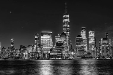 Geceleri Manhattan silueti. New York şehri. New York 'un gökdelen binası. New York şehir mimarisi. Gece Manhattan ve Hudson nehri. Metropolitan şehri. Metropolis şehir manzarası. New York şehir merkezi.