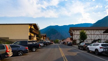 Leavenworth, Washington, ABD - 22 Temmuz 2024: Bavyera 'nın Leavenworth, Washington köyü. Eski kasabadaki yol. Gün batımında Bavyera köyü yolunda. Turistik şehir merkezi.