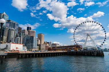 Seattle, Washington, ABD, 26 Temmuz 2024: Dönme dolap. Dönme dolabı olan bir lunapark. Gözlem Dönme dolabı. Gözlem tekerindeki panayır gezisi. Eğlence parkı. Boşluğu kopyala.