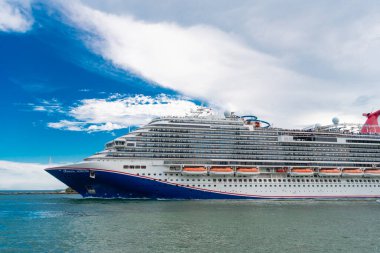 Miami, Florida, ABD - 9 Haziran 2024: Karnaval Horizon yolcu gemisi yolculuğu. Yaz tatilinde gemi turu. Karnaval yolcu gemisi. Gemi turu ve deniz seyahati. Gemi Miami sahil limanından ayrılıyor..