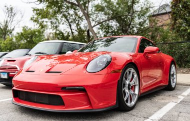 Chicago, Illinois - 29 Eylül 2024: 2023 Porsche 911 GT3 Touring kırmızı rengi. Porsche 911 GT3 turu sokağa park edilmiş. Köşeden bak. Porsche 911 GT3 Chicago turu