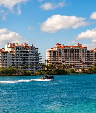 Fisher Adası 'nda lüks bir binada yat. Yaz tatili. Fisher Adası Binası. Lüks motorlu tekne yatı. Yat marinaya gidiyor. Tekne ve yat gezisi. Lüks yaşam tarzı.