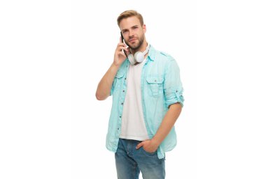Mobil bağlantı. Kulaklıklı adam. Öğrenci yaşam tarzı. Modern iletişim. Tekrar ara. Telefonda konuşan adam beyazdan soyutlanmış. Millennial Man 'e telefon var. Cep telefonuyla konuşan bir adam. Telefon..