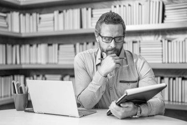 Webinar kursu çevrimiçi. Adam internette ders çalışıyor. Erkek için eğitim. İşyerindeki uzaktan kumandalı insan ağı. Görüntüler konferansta. Esaslı bir kavram. İnsanoğlu için çevrimiçi webinar eğitimi. Etkileşimli öğrenme.