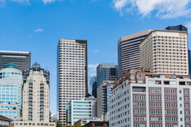 Konut binası. Gökdelen mimarisi. Gökdelen şehir silueti. Şehir manzarası. Şehir merkezindeki gökdelen. Şehrin ufuk çizgisi mimarisi. İş bölgesinde modern bina.