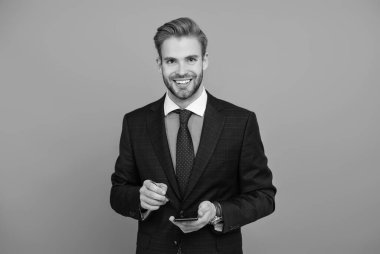 E-belge imzası. Stylus 'la iş adamı elektronik imzası. Adam telefonda kontrat imzalıyor. İş teknolojisi. E-imzalı mobil uygulama. İşadamı elektronik bir belge imzaladı. Sayısallaştırma.