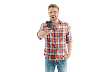 Çay ikram eden adam. Sıcak bir sabah. Evde kahve molası. Millennial Man 'in beyaz kahve fincanı var. Sabah kahvesi vakti. Yaşam tarzı konsepti. Espresso içiyorum. Seçici odak.
