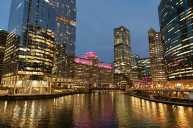 Chicago gökdelen binasının gece manzarası. Chicago gökdelenin mimarisi. Şehir gecesi aydınlatılmış bina. Gökdelen şehir manzarası. Chicago 'nun gece şehri. İş şehri.
