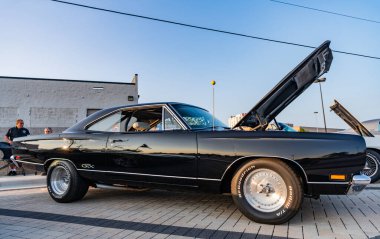 Park Ridge, Illinois, ABD - 22 Ağustos 2024: Plymouth GTX. Otomobil fuarında park edilmiş siyah bir araba, köşe manzaralı. Plymouth GTX arabası. Plymouth GTX 'in siyah arabası.