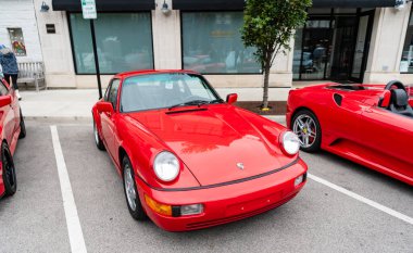 Chicago, Illinois - 29 Eylül 2024: Porsche 911 Carrera Coupe yolda. Porsche 911 Carrera Roadster kırmızısı. Porsche 911 Chicago 'daki Carrera Speedster..