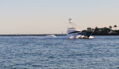 Miami mimarisi ve motorlu tekne, Florida. Fisher Adası 'nda lüks bir yat teknesi. Yaz tatili. Fisher Adası konut binası ve lüks yat teknesi. Sürat teknesi Fisher Adası, Miami 'den geçiyor.