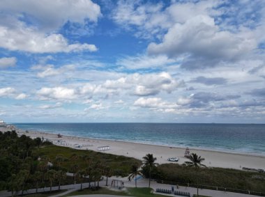 Deniz rahatla. Denize açılın. Bulutlu havada kristal berrak turkuaz suyla kumsal manzarası. Plaj güneşinin tadını çıkarıyorum. Cennette yaz tatili. Yazın deniz kenarında tatil..