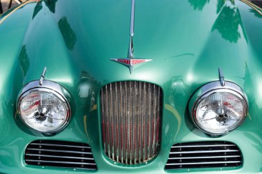 Chicago, Illinois, ABD - 08 Eylül 2024: Jowett Jupiter Mk1 üstü açılabilir araç, ön görüş. Retro spor araba. Üstü açık Jowett Jupiter Mk1 arabası. yeşil Jowett Jüpiter Mk1 Chicago 'da