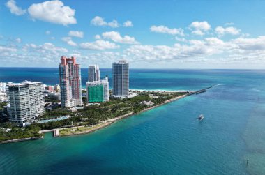 Miami marinası, Florida 'daki Skyline hava sahası. Miami 'nin güney sahili. Güney Sahili, ABD 'de liman manzarası. Skyline panorama. Deniz sahili. Miami manzaralı hava manzarası. Güney Sahili titreşimleri.