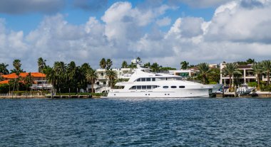 Lüks bir yaşam tarzı. Yaz tatili. Denizde yat. Sefer teknesi denizde yüzüyor. Sürat teknesi. Denizde lüks tekne motorlu yatı. Tekne turizmi. Deniz gezisi.