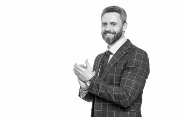 Profesyonel İspanyol CEO başarısını ifade ediyor. İşadamı beyazdan izole edilmiş. İş başarısı. Takım elbiseli başarılı bir CEO. Kendine güvenen bir girişimci. İş liderliği. Başarılı bir anlaşma..