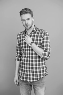 Lüks kol saati olan adamlar. Millennial yakışıklı adam kol saatini gösteriyor. Erkekler için moda aksesuarı. Erkek moda aksesuarı. Saati olan adam Grey 'de izole edilmiş. Kol saatini gösteren bir adam. Zaman Dakikliği.