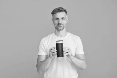 Şampuan ya da tıraş losyonu. Erkek kozmetik ürününü sunuyorum. Adam şampuan kullanıyor. Olgun adam saç kremi kullanır. Tıraş losyonlu adam. Günlük alışkanlık ve kişisel bakım. Cilt güzelliği kozmetik.