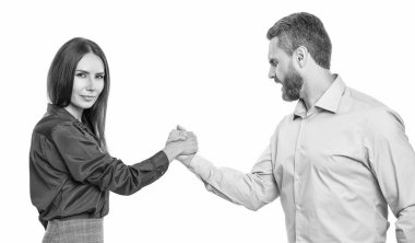 Liderlik için rekabet. İş rekabeti. İki iş adamı bilek güreşinde yarışıyor. Yükselen iş rekabeti. Ofiste karşılaşma. İş adamları bilek güreşi yapıyor..