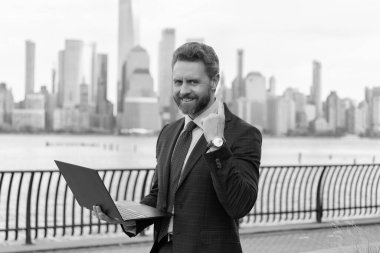 İşletme yöneticisi uzaktan kumanda çalışıyor. Sanal toplantı. Açık havada yenilikçi fikirlerden ilham alan serbest geliştirici. Manhattan 'ın iş adamı. Çevrimiçi çalışan İspanyol iş adamı. Hedeflere ulaş.
