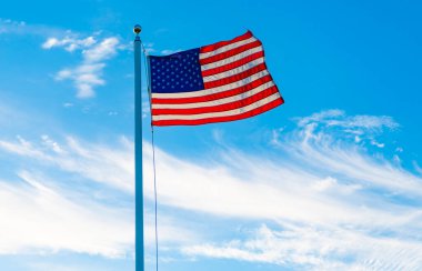 Anma Günü için Amerikan Bayrağı ya da 4 Temmuz. Rüzgarda dalgalanan Amerikan bayrağı. ABD bayrağı. Mavi gökyüzünde Birleşik Devletler bayrağı sallıyor. Bağımsızlık Günü. Vatanseverlik sembolü.