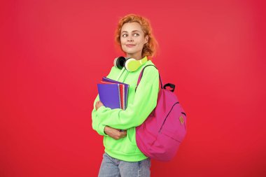 Ders çalışma zamanı. Bilgi ve eğitim. Okul eğitimi. Öğrenci hayatı. Kadın okula geri döndü. Bilgi toplama günü. Üniversitede eğitim. Pembe üzerine izole edilmiş bir kadın öğrenci. 1 Eylül. Okul müfredatı.