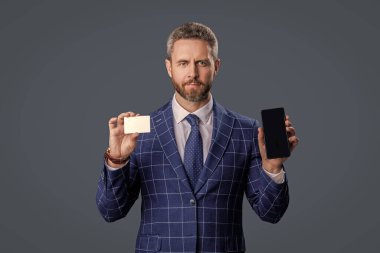 Gösteri kartviziti. Kredi kartı ya da banka kartı. İşadamı online bankacılığa para ödüyor. Alışveriş uygulaması. Siber Pazartesi. İş adamı hızlı ödemeyi telefonla yapıyor. Müşteri telefonda internet üzerinden para kullanıyor.