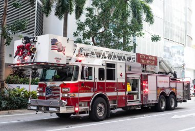 Miami, Florida, ABD - 01 Aralık 2024: Haz mat İtfaiye Aracı. İtfaiye aracı. Miami 'de itfaiye. Dışarıda büyük bir itfaiye aracı var. İtfaiye aracı, köşe manzaralı. Yüksek katlı itfaiye kurtarma..