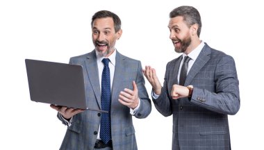 Uzaktan öğrenme platformu. Serbest çalışanlar blogu internete yüklüyor. Çevrimiçi çalışan serbest çalışan. Serbest çalışmak için dizüstü bilgisayar kullanan iş adamları. İşletme bilgisayarında serbest çalışmak. Serbest çalışan işadamları beyazlar üzerinde izole edildi.