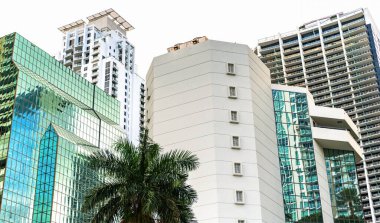 Konut mimarisi. Mimari dış görünüş ayrıntıları. Yerleşik modern dış görünüş. Modern apartman binası. Daire otel binası. Binanın düşük açılı görüntüsü. Şehir mimarisi.