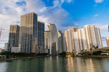 Brickell Anahtarı. Rıhtım mimarisi. Yerleşim yeri gökdeleni. Modern rıhtım binası. Günbatımı şehrinde gökdelen. Şehir gökdelen binası. Konut mimarisi. Skyline.