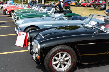 Chicago, Illinois, ABD - 08 Eylül 2024: Austin Healey 3000 MKIII iki koltuklu, üstü açılabilir eski araba, köşe manzaralı. Retro araba. Retro Austin Healey 3000 MKIII arabası. Chicago 'dan Austin Healey