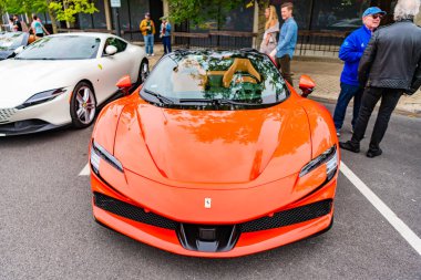Chicago, Illinois - 29 Eylül 2024 Ferrari sf90 stradale sarı renk. Ferrari SF90 Stradale sokağa park etmiş. Ön manzara. Lüks Ferrari sf90 Stradale Chicago 'da