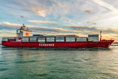 Miami, Florida - 3 Ocak 2025: Seaboard Genesis marina kargo gemisi. Miami 'de konteynırlı bir kargo gemisi. Nakliye konteynırı Miami 'deki kargo gemisine yüklendi. Kargo gemisi limana giriyor. Konteyner gemisi.