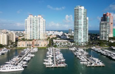 Yaz tatili. Marina rıhtımı. Lüks Güney Sahili marinası. Miami güney sahili manzaralı. Lüks bir yat limanında. Lüks bir yaşam tarzı. Lüks Miami Florida manzarası. Huzurlu marina.