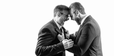 İş hayatında çatışma yaşayan iş adamları. Patronla çalışan arasında kavga. İş kavgası. Rekabet içinde savaşan iki işadamı beyazlar üzerinde izole edilmiş. Pankart.