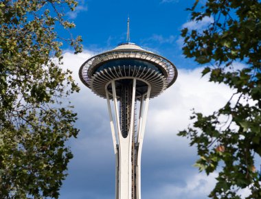 Seattle, Washington, ABD - 26 Temmuz 2024: Space Needle gözlem kulesi. Seattle mimari simgesi. Uzay iğnesinin mimarisi. Kule mimarisi dönüm noktası. Modernist kule tasarımı.