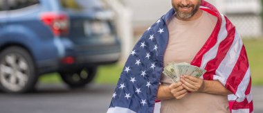 Enflasyon konsepti. Amerikan vergi politikası. Kesik gözlü adam ve Amerikan bayrağı. Amerika 'da vergi ödemek. Katma değer vergisi. Vergi sistemi. Vatansever adam. Amerikan bayrağı ve dolar parası olan adam. Boşluğu kopyala.